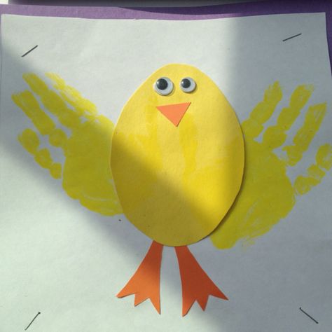 Handprint chicks. Great preschool art project for Easter or springtime!!! Bunny Art Projects, Easter Art Project, Craft Preschool, Preschool Art Projects, Spring Art Projects, Easter Preschool, Preschool Projects, Shapes Preschool, Spring Preschool