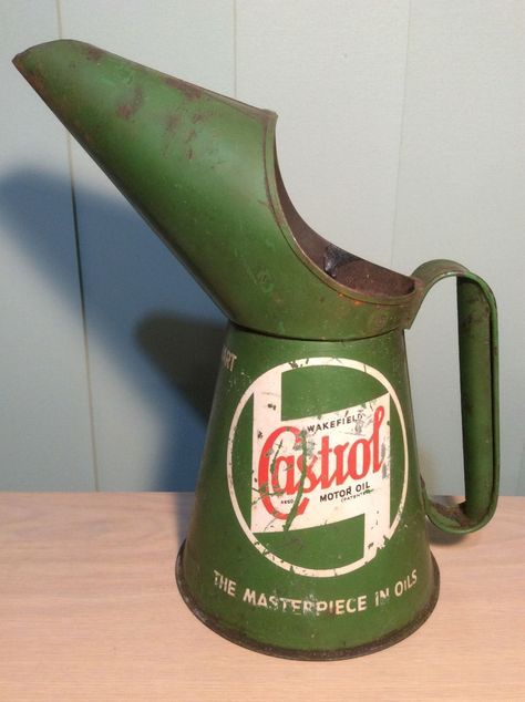 Bici Retro, Castrol Oil, Oil Pourer, Vintage Oil Cans, Old Gas Pumps, Car Memorabilia, Vintage Gas Pumps, Vintage Advertising Art, Pompe A Essence