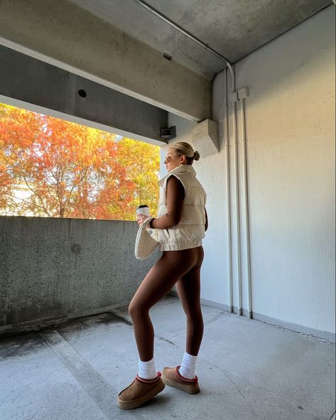 Tazz Uggs Styled, Tazz Platform Uggs Outfit, Puffer Vest Outfit Casual, Tazz Ugg Platform Outfit, Slouchy Socks Outfit, Platform Ugg Outfit, Slouch Socks Outfit, Platform Uggs Outfit, Fashion Inspo 2023