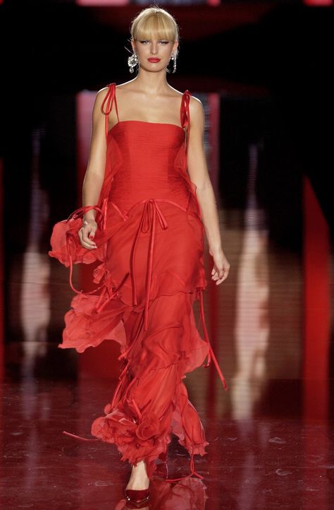 Valentino Fall 2003 Couture collection, runway looks, beauty, models, and reviews. Red Valentino Dress, Formal Clothes, Celebrity Stylist, Valentino Fashion, Valentino Couture, Valentino Dress, Italian Fashion Designers, 가을 패션, Fashion Show Collection