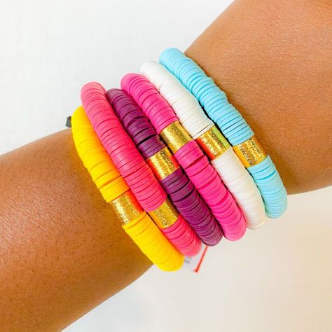 @goodandwellbtq posted to Instagram: Loving These Heishi Color Pop Bracelets! So colorful, so on-trend and perfect for this season! Such a great accent for any spring or summer outfit. Wear individually or stack them! We love the stacked look, for sure! Available in (in order from left to right as they appear in the photo): 1. Bright Yellow / Small / 7" 2. Melon Pink / Medium / 7.5" 3. Magenta / Small / 7" 4. Coral Pink / Medium / 7.5 5. White / Small / 7.5" 6. Mint / Medium / 7.5" Shop direc Kawaii Bags, Clay Bracelet, Diy Bracelet Designs, Bracelet Kits, Beads Bracelet Design, Beaded Jewelry Designs, Handmade Jewelry Tutorials, Homemade Jewelry, Colorful Jewelry