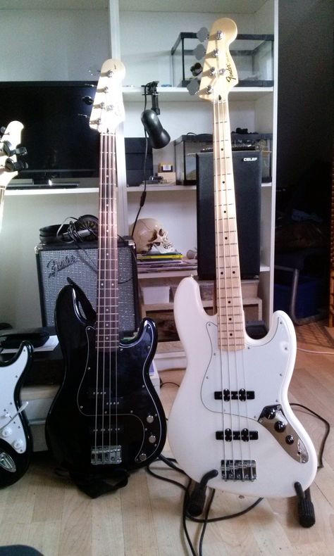 Fender Mexico Jazz Bass artic white mn + Squier PJ Bass White Bass Guitar Aesthetic, White Bass Aesthetic, White Bass Guitar, Bass Guitar White, Dream Guitar, Guitar Designs, Fender Jazz Bass, Fender Jazz, Rockstar Aesthetic