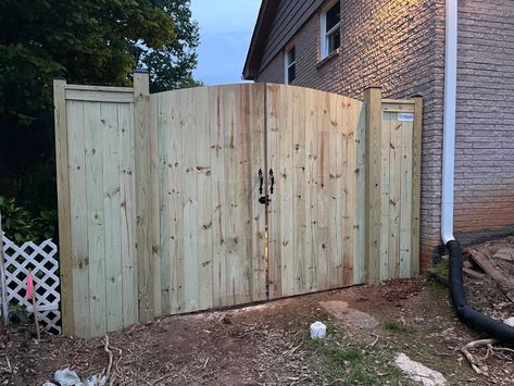 Privacy Fence Landscaping, Privacy Fence, Outside Patio, Fence Landscaping, Fence Gate, Exterior House Colors, Pool Patio, Backyard Landscaping Designs, Backyard Landscaping