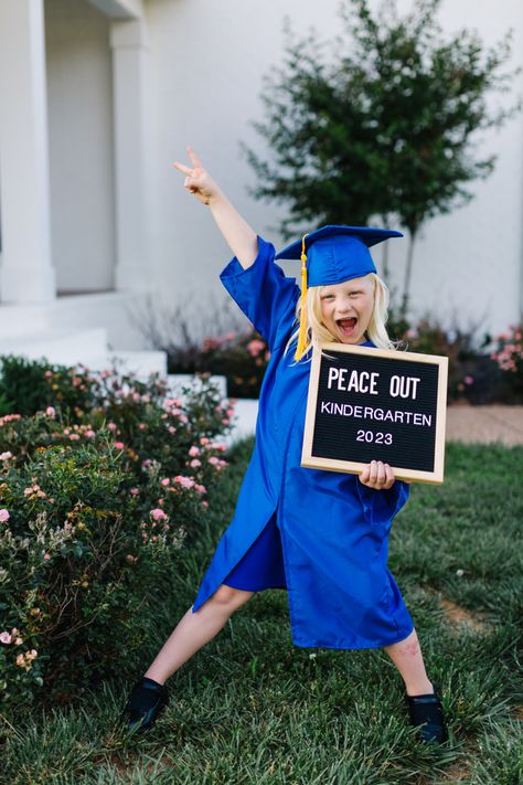 Kindergarten Pictures Graduation, End Of School Year Photo Ideas, Kinder Promotion Ideas, Last Day Of Kindergarten Picture Ideas, Kindergarten Grad Picture Ideas, 4k Graduation Ideas, Preschool Graduation Photoshoot Ideas, Kids Graduation Photoshoot Ideas, Kindergarten Grad Photoshoot