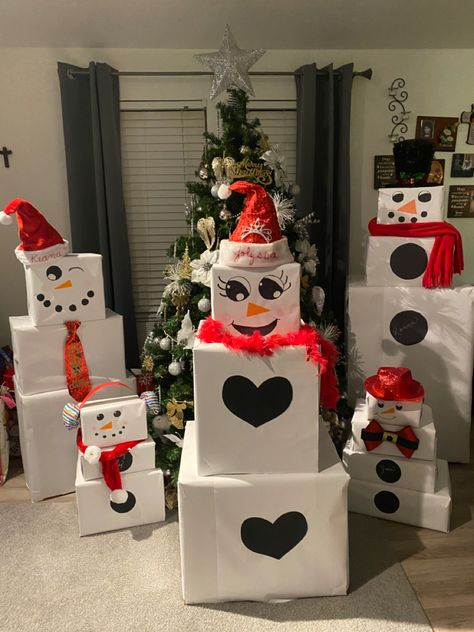 Snowman Christmas Gift Tower, Snowman Present Stack, Snowman Wrapped Presents, Snowman Tower Presents, Snowman Boxes Stackable Diy, Snowman Wrapping, Kids Wrap, Christmas Gift Themes, Christmas Wrapping Diy