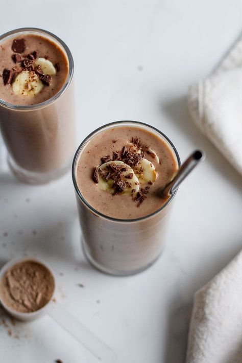 5-Minute Creamy Chocolate Cauliflower Smoothie - Hannah Magee RD Cauliflower Smoothie, Granola Smoothie, Banana Almond Butter, Chickpea Burgers, Cacao Smoothie, Frozen Cauliflower, Chocolate Peanut Butter Desserts, Peanut Butter Oatmeal Bars, Peanut Butter Roll