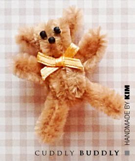 Quick tiny pipe cleaner teddy to make. Pipe Cleaner Teddy Bear, Pipe Cleaner Projects, Craft Pipe Cleaner, Pipe Cleaner Animals, Pipe Cleaner Art, Teddy Bear Crafts, Mini Teddy Bears, Girl Scout Swap, Baby Teddy