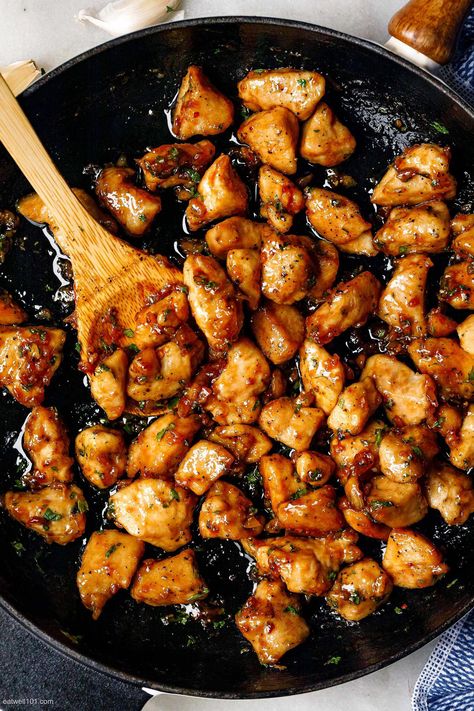 Honey garlic chicken bites is the easiest dinner to throw together! Make it all in one skillet and let the flavors blow your mind! CLICK HERE to Get the Recipe Honey Garlic Chicken Bites, Garlic Chicken Recipes Easy, Garlic Chicken Bites, Chicken Bites Recipe, Chicken Bites Recipes, Recipes Skillet, Simple Pantry, Recipes Oven, Garlic Chicken Recipes