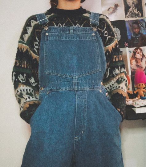 Vintage Outfit Aesthetic Woman, Hobo Clothes Aesthetic, Sweaters And Overalls Outfits, Cardigan And Overall Outfit, Overalls Outfit Autumn, Denim Vintage Outfit, Overalls Outfit Sweater, Art School Fits, Sweater With Overalls Outfit