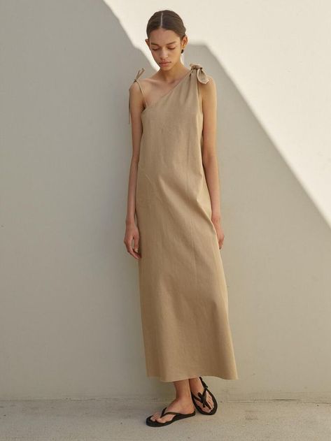 Design- Unbalanced Ribbon Linen Long Dress- Unbalance shoulder line- Maxi length- Loose fit silhouette- Adjustable shoulder strap- Natural cuttingg hemMeasurementsOne size- Length: 49.6 in- Shoulder: - in- Chest:17.3 inComposition u0026 Care- 55% linen 45% cotton- Dry cleaning- Please check the Linen Long Dress, Linen Style Fashion, Style Inspiration Spring Summer, Long Linen Dress, Linen Fashion, Dress Beige, Basic Outfits, Linen Dresses, Linen Clothes