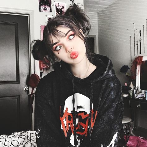 Xowie jones, alternative, grunge, aesthetic, emo, punk, goth, edgy, egirl, eboy, hairstyle, makeup, girl, fashion, outfit Xowie Jones Makeup, Spooky Girl Aesthetic, Egirl Makeup Goth, Goth E-girl Makeup, Xowie Jones, Alternative Vibes, E Girl Makeup, Egirl Makeup, Goth Kawaii