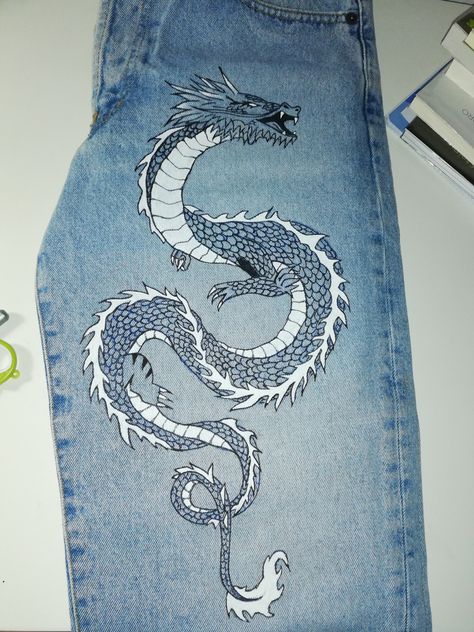 Dragon Jeans, Painting Denim, Mermaid Birthday Party Decorations, Dragon Chino, Tshirt Painting, Fabric Painting On Clothes, Denim Art, Handmade Embroidery Designs, Patterned Jeans