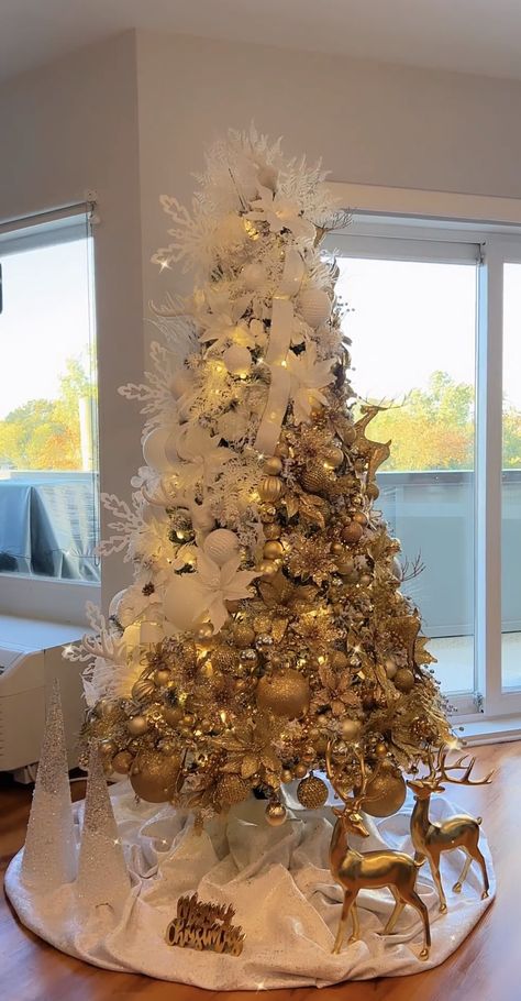 Porch Christmas Decorations Ideas, Silver Gold White Christmas Tree, Christmas Tree Ideas Neutral Colors, White And Gold Christmas Tree Ideas, Creative Christmas Tree Ideas, Gold And White Christmas Tree, Glam Christmas Tree, Elegant Christmas Tree Decorations, Garland Lights