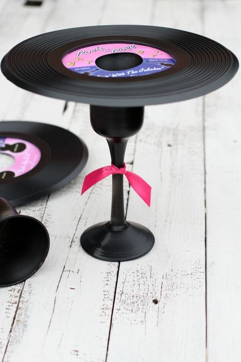 diy retro record stand 70s Theme Centerpiece, Disco Themed First Birthday, Vinyl Record Centerpiece Ideas, Record Centerpieces Ideas, Vinyl Record Crafts Diy, Record Cupcake Stand, 70s Decorations, Record Cake Stand, Retro Party Decorations