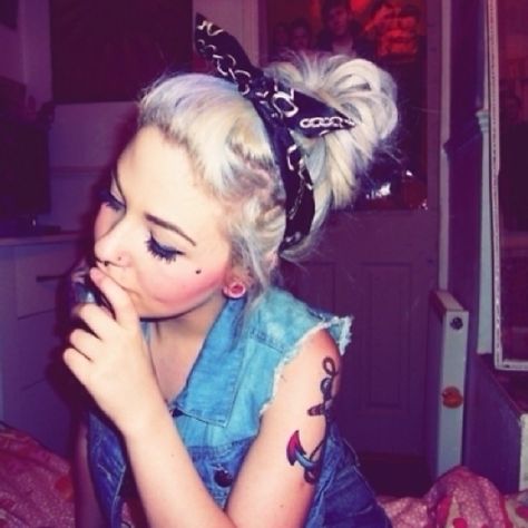 White trash pretty.. I can dig it Bandana Headband Hairstyles, Estilo Pin Up, Messy Updo, White Trash, Psychobilly, Bandana Hairstyles, Grunge Hair, Hair Dos, Headband Hairstyles