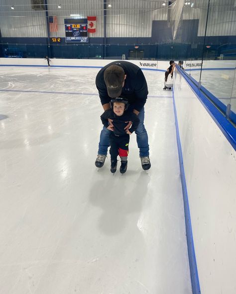 Taking toddlers ice skating 👎 toddlers looking absolutely adorable while ice skating 👍 Kids Ice Skates, Ice Skating, Life Goals, Figure Skating, Winter Christmas, Teaching Kids, Kids And Parenting, Skating, Christmas