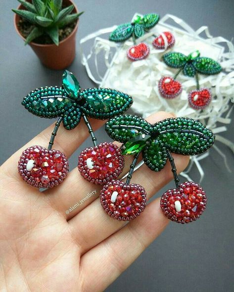 Sulaman Pita, Diy Bead Embroidery, Brooch Diy, Bead Embroidery Patterns, Bead Embroidery Jewelry, Handmade Beaded Jewelry, Embroidery Jewelry, Embroidery Craft, Brooches Handmade