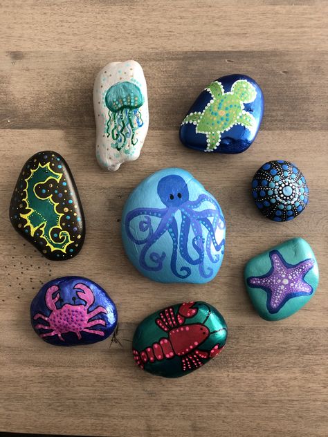 Underwater Rock Painting, Lobster Painted Rock, Starfish Painted Rock, Rock Painting Ideas Sea, Sea Creature Painted Rocks, Rock Painting Ocean Theme, Starfish Rock Painting, Octopus Rock Painting, Ocean Themed Painted Rocks