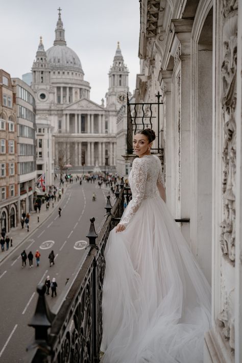 Bride in Long Lace Wedding Dress on balcony in central London with views of St Pauls Cathedral London Elopement Weddings, London Elopement, Elopement City, Luxury Elopement, City Couple, Short Bridal Dress, Couple Inspiration, Elopement Weddings, City Elopement