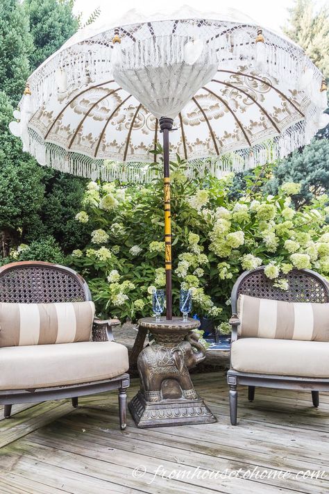 I LOVE these space saving small patio decorating ideas! Some of them are so simple but will make your summer outdoor living so much better. #fromhousetohome #patio #deck #outdoorliving #decoratingtips Balinese Umbrella, Ruang Tamu Outdoor, Small Patio Decorating Ideas, Small Patio Decor, Backyard Shade, Backyard Plan, Outdoor Living Rooms, Versace Home, Outdoor Living Room