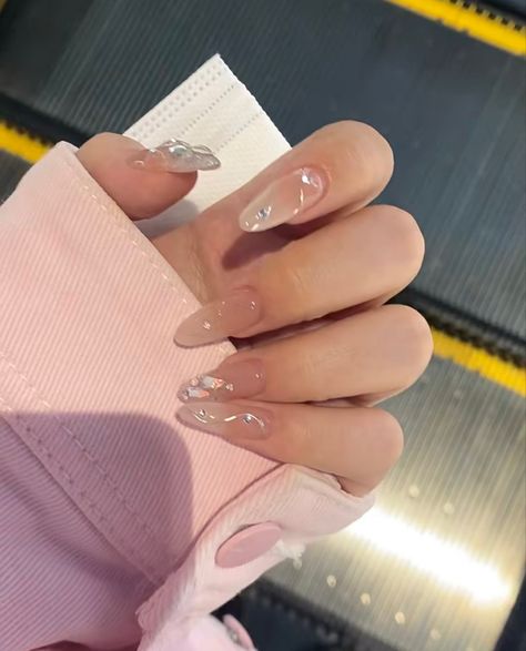 2024 Graduation Nails Ideas, Korean Nails Almond, Long Round Nails, Beige Nails Design, Cali Trip, Gold Acrylic Nails, Graduation Nails, Hello Nails, Hippie Nails