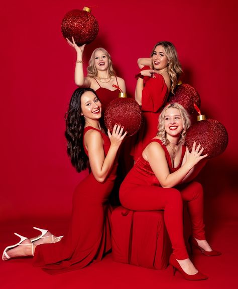 Christmas Red Photoshoot Theme Monochromatic Photoshoot, Christmas Photo Background, Christmas Fashion Photography, Red Photoshoot, Photoshoot Theme, Christmas Editorial, Christmas Poses, Themed Photoshoot, Curvy Casual Outfits