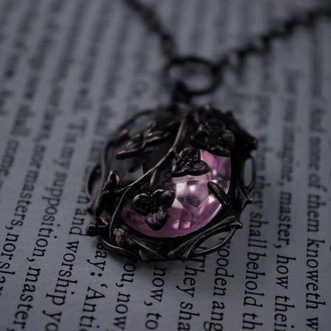 Mal / descendants #maldescendants #mal #descendants #purple #aesthetic #ａｅｓｔｈｅｔｉｃ Mind Reader Power Aesthetic, Storyteller Aesthetic, Mal Bertha, Regency Aesthetic, Physical Manifestation, Reader Aesthetic, Fantasy Jewellery, Mal Descendants, Beginner Sketches