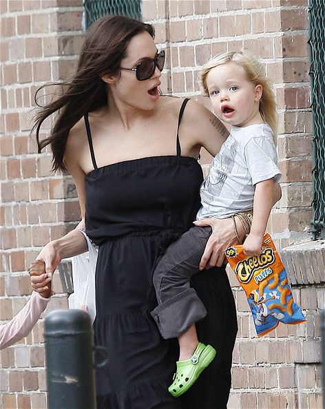 Angelina Jolie with her kid (Zahara Jolie-Pitt) Angelina Kids, Goldie Hawn Kurt Russell, Shiloh Jolie-pitt, Shiloh Jolie, Brad Pitt And Angelina Jolie, Angelina Jolie Photos, Boho Hairstyle, Jolie Pitt, Future Vision