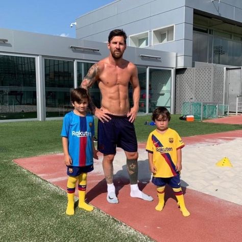 Messi Son, Messi Y Cristiano, Messi Quotes, Lionel Messi Family, Football Messi, Messi Videos, Cr7 Messi, Messi Soccer, Lionel Messi Wallpapers