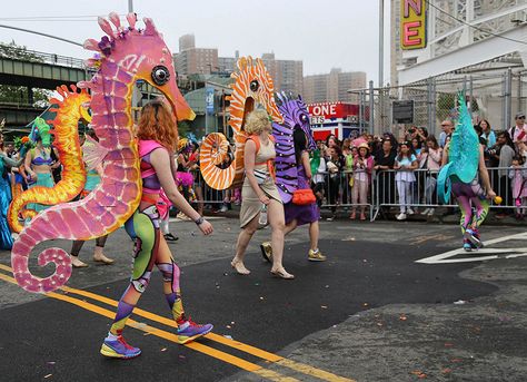 Seahorse Costume, Ideas Carnaval, Puppetry Theatre, Lil Mermaid, Sea Costume, Fish Costume, Mermaid Parade, Mardi Gra, Fantasy Fest