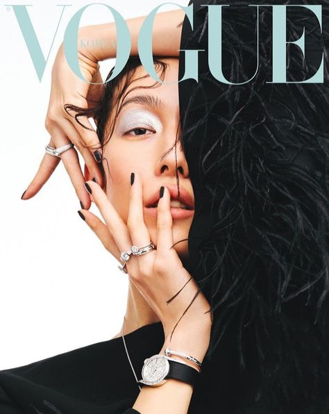 Pose Mannequin, Vogue Poses, Artistic Fashion Photography, High Fashion Poses, Vogue Models, Fashion Magazine Cover, Beauty Photoshoot, Fashion Cover, Vogue Covers