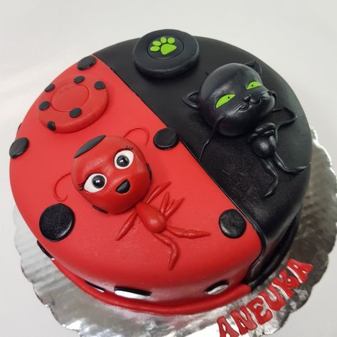 made in fondant Ladybug Torte, Miraculous Ladybug Cake Topper, Ladybug And Cat Noir Cake, Miraculous Ladybug Birthday Cake, Miraculous Ladybug Cake, Ladybug Cake Topper, Ladybug Cakes, Party City Balloons, Bug Cake