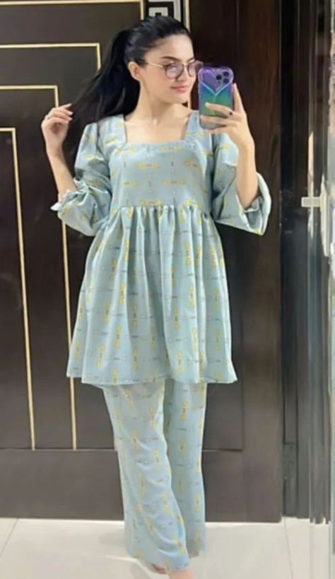 Pakistani Dresses Casual 2023, Aesthetic Eid Outfits, Eid Dress Designs Ideas, Simple Dress Design, Simple Dress Casual, Simple Frock Design, Simple Kurta Designs, Stylish Short Dresses, Desi Fashion Casual