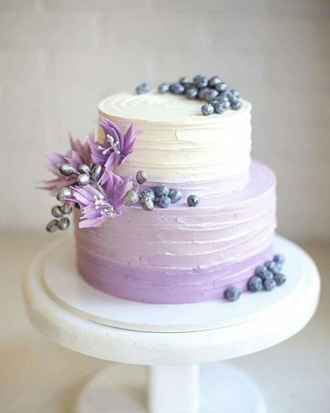 Wedding Cakes Lilac, Lavender Wedding Cake, Learn Cake Decorating, Purple Wedding Cake, Purple Cakes Birthday, Lavender Cake, Tiered Cake Design, Silver Wedding Cake, Purple Wedding Cakes