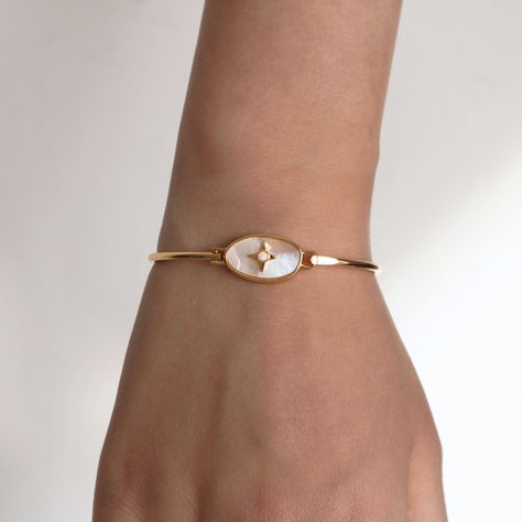 This Vintage Celestial Bracelet Bangle has a romantic design. A cute opal gemstone dotted star is adorned in a beautiful oval mother of pearl gem, the bracelet is made to celebrate romance of the space. It's a reminder of the universe and perfect for someone who loves nature-inspired accessories. Wear it on its own or with other bracelets to make your outfit shine. 18k gold plated Brass based 57mm*49mm inner diameter Braclets Gold, Celestial Bracelet, Stars Bracelet, Nature Inspired Accessories, Vintage Celestial, Bracelets To Make, Vintage Jewlery, Cute Bracelet, Vintage Bangles