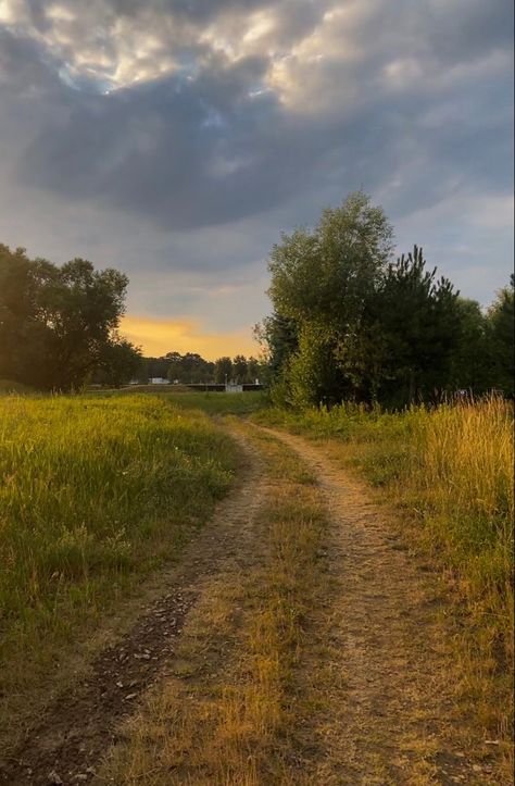 field aesthetic, sunset aesthetic, sunrise aesthetic Walk Aesthetic Photography, Spring Nights Aesthetic, Spring Sunset Aesthetic, Rural Summer Aesthetic, Spring Evening Aesthetic, Summer Evenings Aesthetic, Summer Farm Aesthetic, Farm Summer Aesthetic, Early Evening Aesthetic