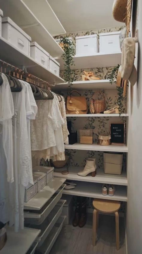 Small Walk In Wardrobe, Small Closet Design, Small Dressing Rooms, Dressing Room Design Luxury, Closet Transformation, Make A Closet, Small Walk In Closet, Small Closet Space, Closet Organization Ideas