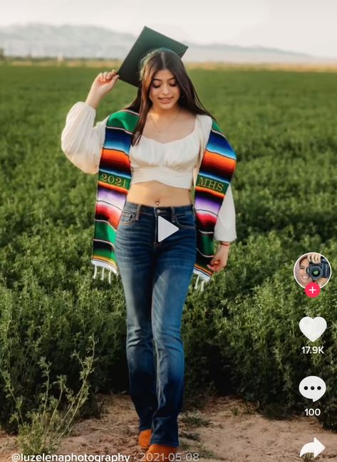 Senior Picture Outfits Mexican, Senior Picture Ideas For Mexicans, Senior Pictures In Mexico, Vaquera Graduation Pictures, Graduation Picture Outfit Ideas Senior Pics, Graduation Pictures Mexican, High School Graduation Pictures Outfit, Senior Picture Ideas Mexican, Mexican Graduation Pictures