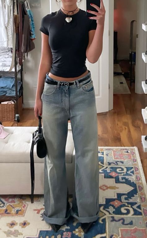 Friends Day Out Outfit, Jeans And Pumps Outfit, Navy Blue Top Outfit, Daring Outfits, Looks Hip Hop, Outfit Jeans, Looks Street Style, Mode Inspo, 가을 패션