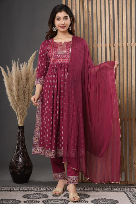 Modern Sleeves Design, Naira Pattern Dress, Nayra Cut Dresses Design Kurti, Naira Cut Kurti Design, New Latest Dress, Functional Outfits, Nayra Cut, Diwali Dress, Dress Designs For Stitching