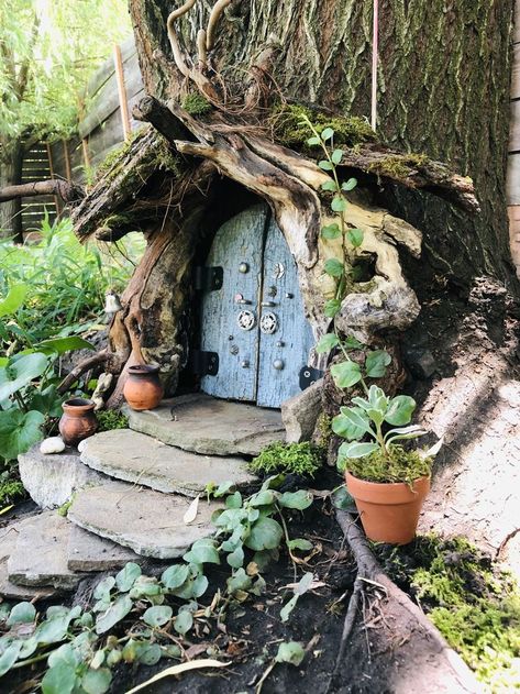 Tree Stump House, Stump House, Diy Fairy Garden, Fairy Garden Doors, Fairy Tree Houses, Miniatures Diy, Fairy House Diy, Fairy Garden Designs, Fairy Garden Crafts