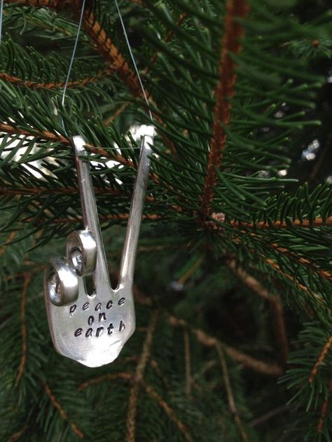 Silverware Ornaments, Earth Ornament, Spoon Ornaments, Spoon Craft, Silver Spoon Jewelry, Peace Christmas, Fork Art, Christmas Peace, Cutlery Art