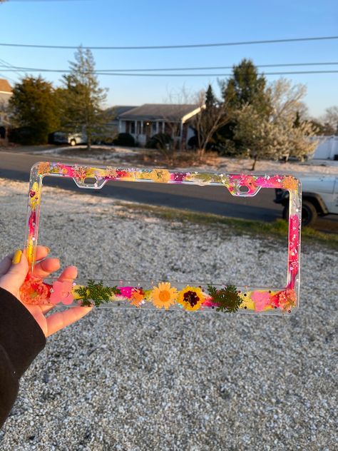 Car Vines Decor, License Plate Covers Frames, Diy Car Decor, Car Finds, Car Interior Diy, Car Dream, Hippie Car, Girly Car Accessories, Car Deco