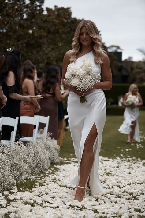 Bride Flower Bouquet Gypsophila, Classy Wedding Floral Arrangements, Classy White Bouquet, Classy Bridesmaid Bouquet, Romantic September Wedding, Aisle Runner Alternative, Castle Wedding Bouquet, Wedding Dress Wrist Loop, Bouquet Of Flowers Wedding Bridesmaid