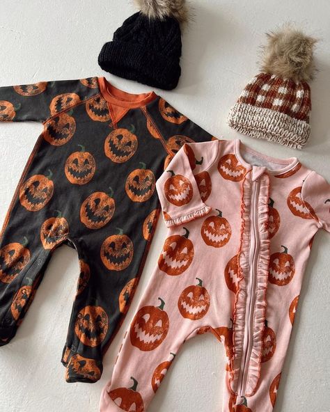 spearmintbaby on Instagram: "#forhim & #forher 🎃 tap! 🖤" {baby halloween pajamas, baby boy halloween pajamas, baby girl halloween pajamas, pumpkin pajamas baby, baby jack o lantern pajamas, infant halloween pajamas, halloween pajamas for kids} Twin Baby Clothes, Baby Hospital Bag, Baby Sleeper, Baby Halloween Outfits, Newborn Halloween, The Sleeper, Fall Baby Clothes, Baby Hospital