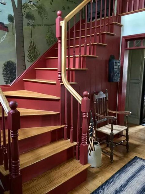 This beautiful stairway is in the home of Maryann Roche. Early American Decor, Painted Staircases, Primative Decor, Farmhouse Designs, Colonial Farmhouse, Colonial Interior, Urban Apartment, Primitive Homes, Colonial Decor