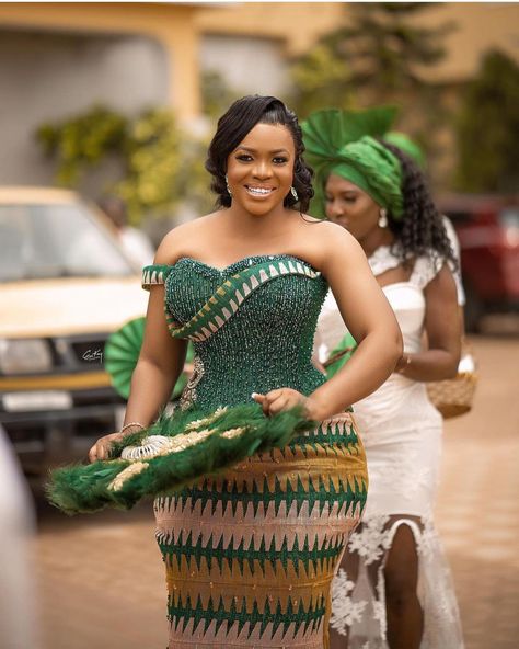 Ghanaian Wedding Traditional Dress, Ankara Kente Styles For Engagement, Emerald Green Kente Styles, Latest Bridal Kente Styles, Kente Bridal Dresses, Kente Dress Styles Classy Wedding, Kente Wedding Styles, Kente Styles For Engagement Ghana 2023, Kente Bridal Styles