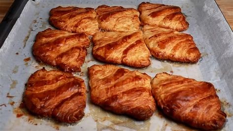 Sorry TikTok, But These Flat Croissants Aren’t Anything New Flat Croissant Recipe, Flat Croissant, Croissant Recipe, Cronut, Trending Flats, Fast Food Restaurant, Food Trends, Recipe Collection, Croissant