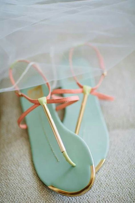 Love! Coral Sandals, Wedding Shoes Flats, Cute Flats, Girly Shoes, Wedding Sandals, Cute Sandals, Carrie Bradshaw, On The Ground, Beach Shoes