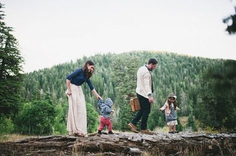 Fun Family Pictures, Going On A Bear Hunt, Bear Hunt, A Group Of People, Family Shoot, Foto Baby, Family Picnic, Group Of People, Cute Family